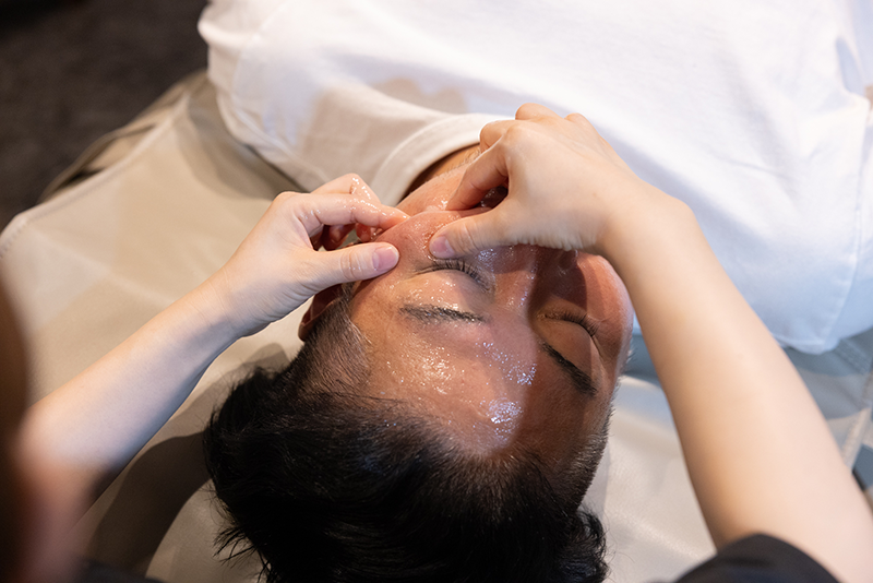 フェイシャルハンドマッサージでホホ、あごの下膨れをスッキリ整えます。